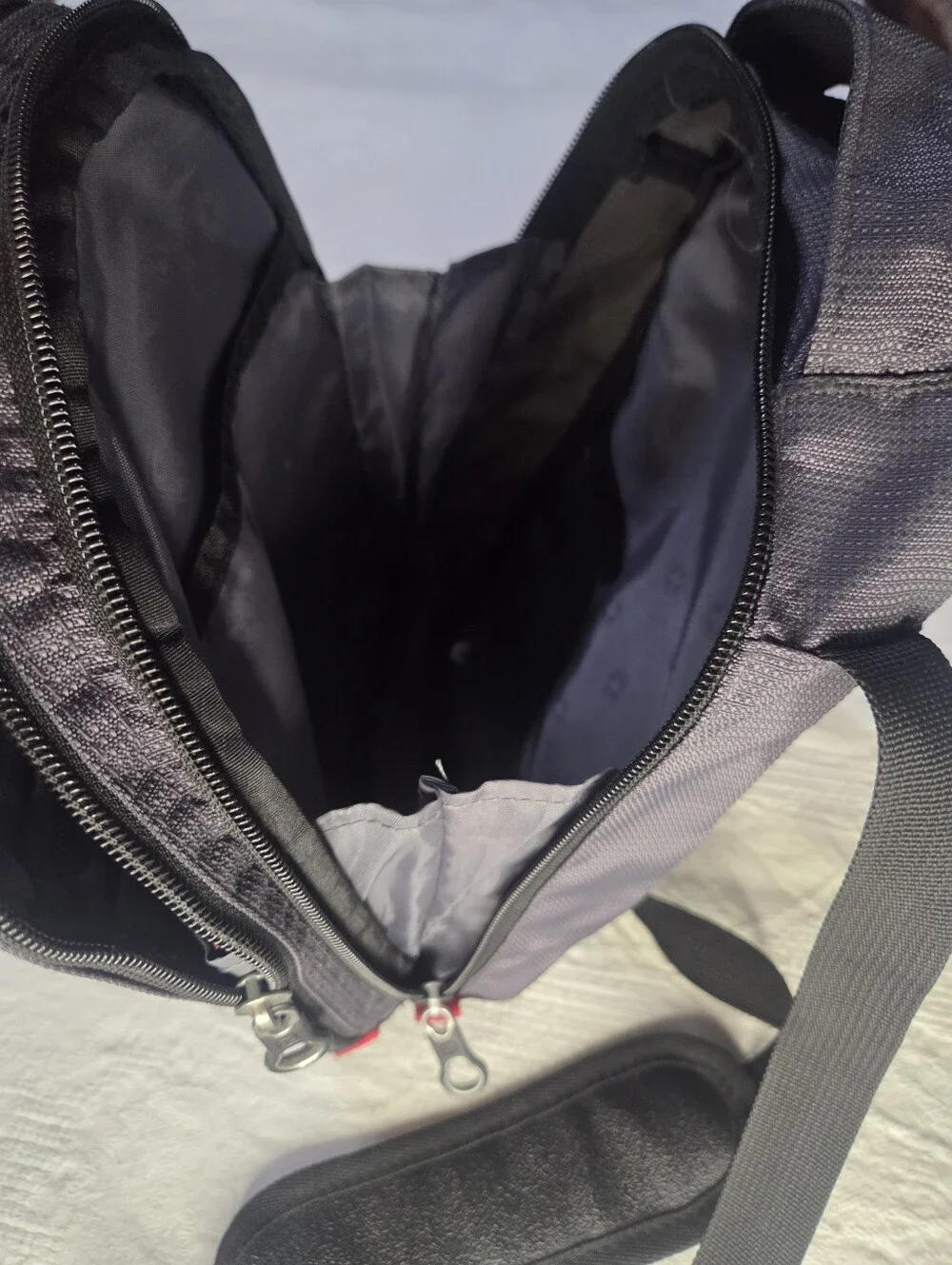 🆕️Swissgear Vertical Boarding/Travel Bag ~ Black & Gray